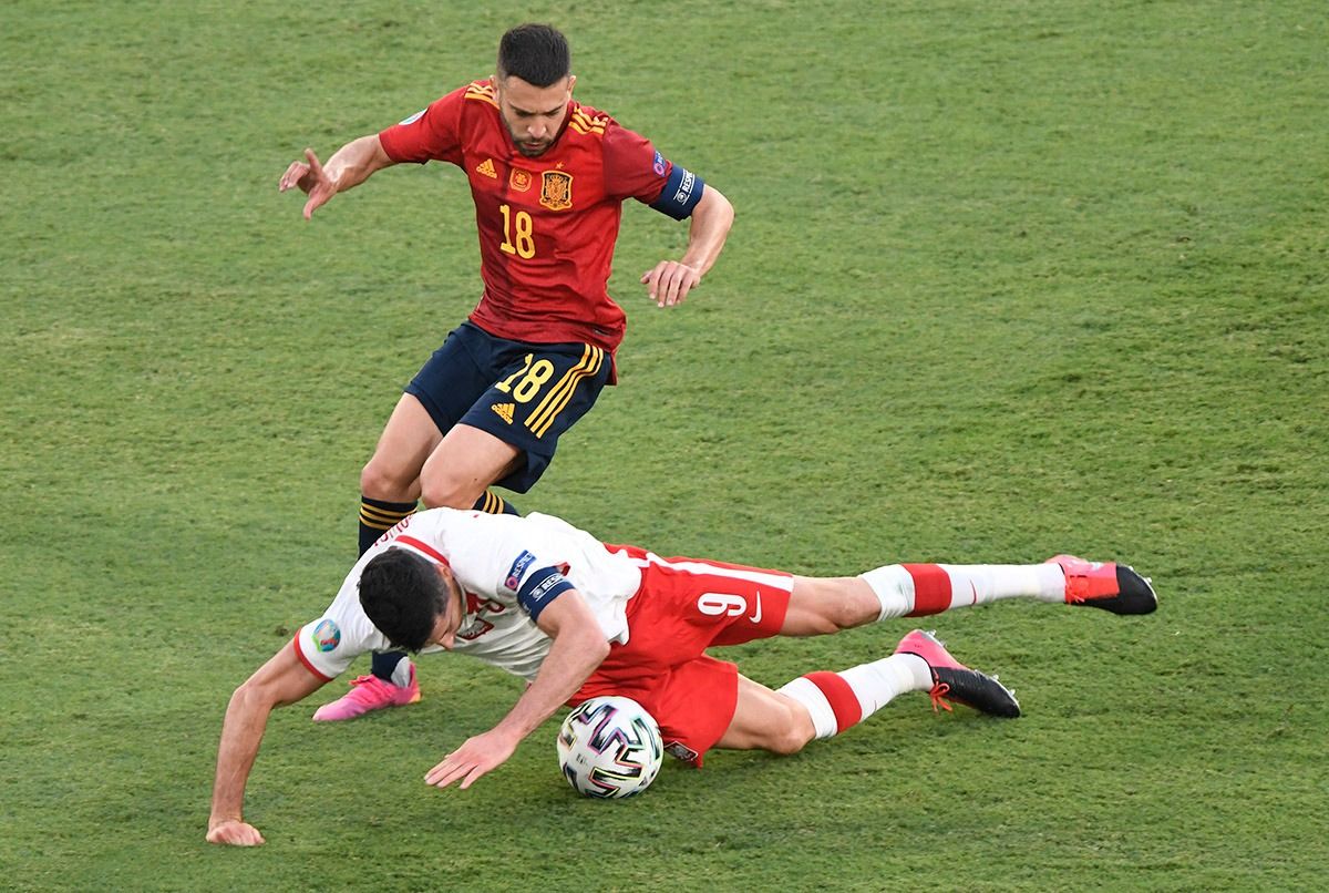 Lewandowski cae ante Jordi Alba.