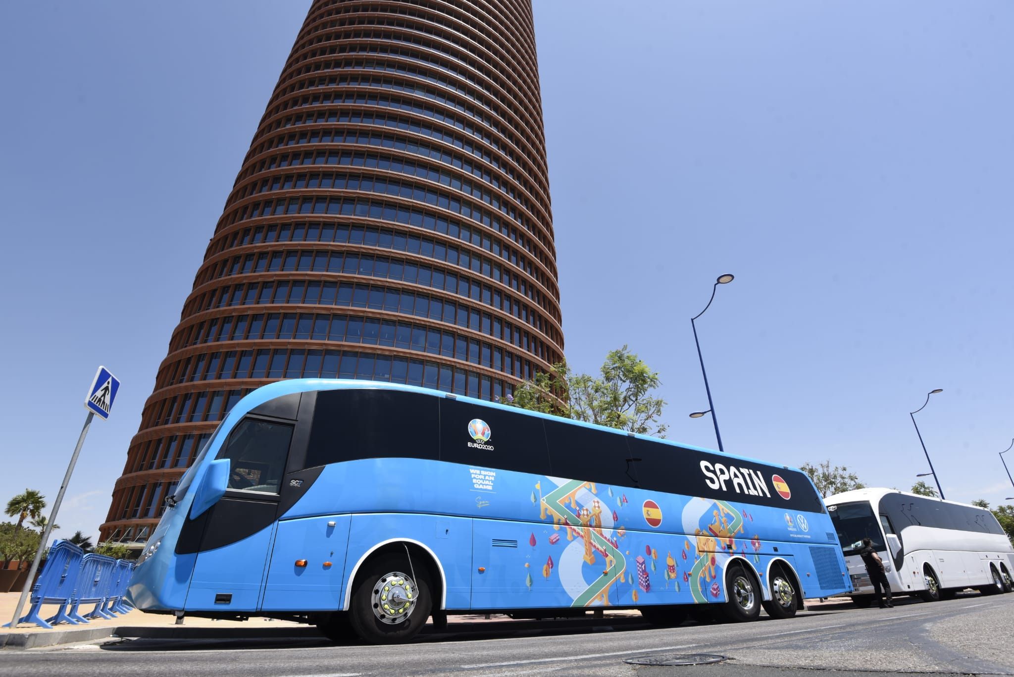  El autobús de la selección española, delante del Hotel Eurostars de Sevilla