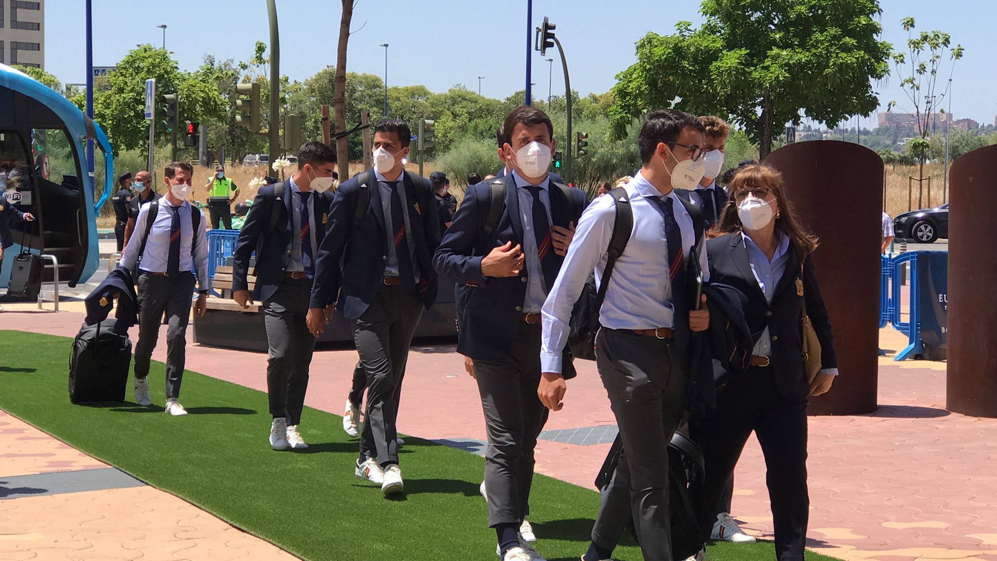  Oyarzabal, Rodri y otros jugadores de la selección española, llegando al Hotel Eurostars de Sevil