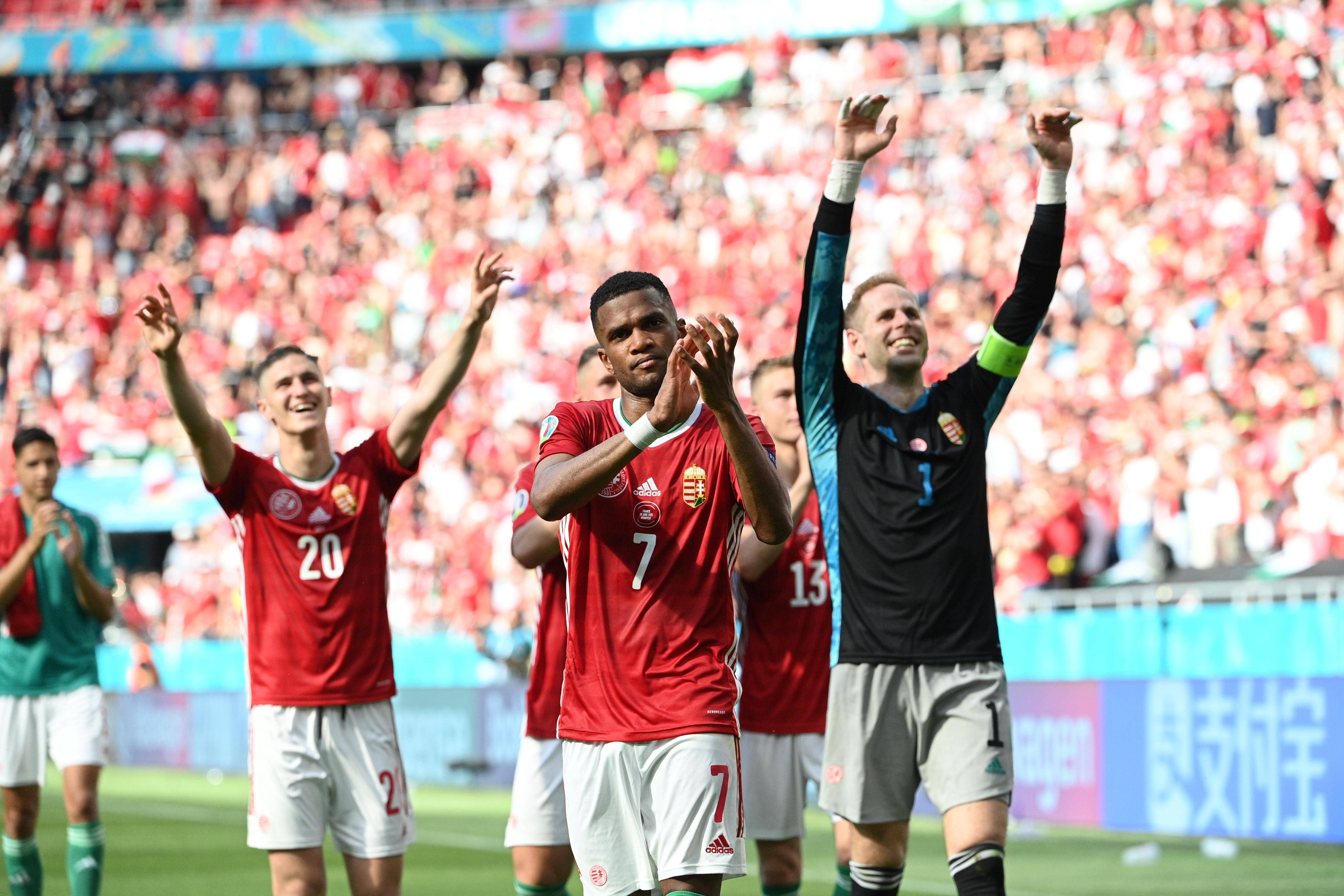  Loïc Nego celebrando, junto a sus compañeros, el empate de Hungría ante Francia.
