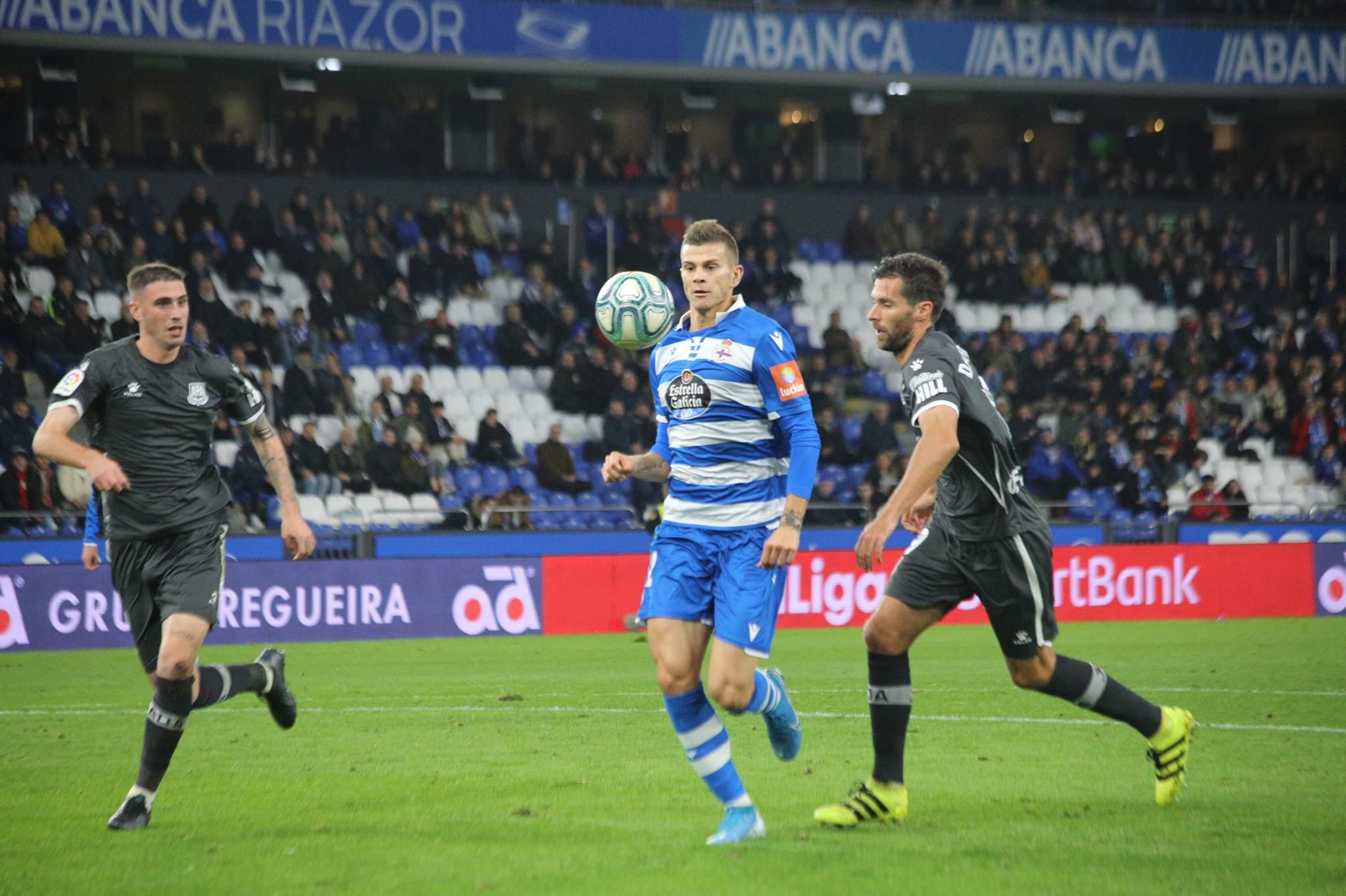  Longo controla el balón en el Dépor-Alcorcón.