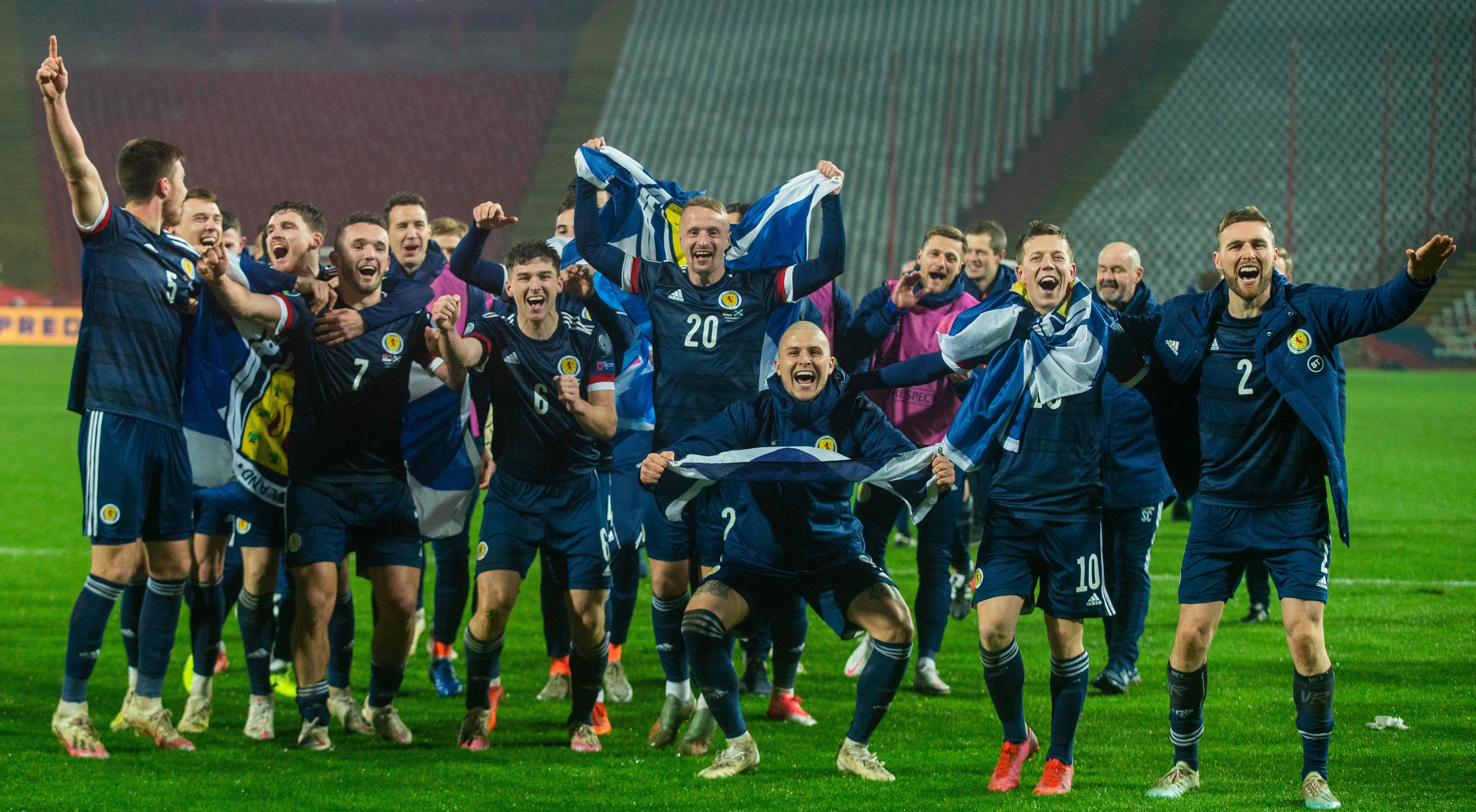  Los jugadores de Escocia celebran su clasificación para la fase de grupos de la Eurocopa.