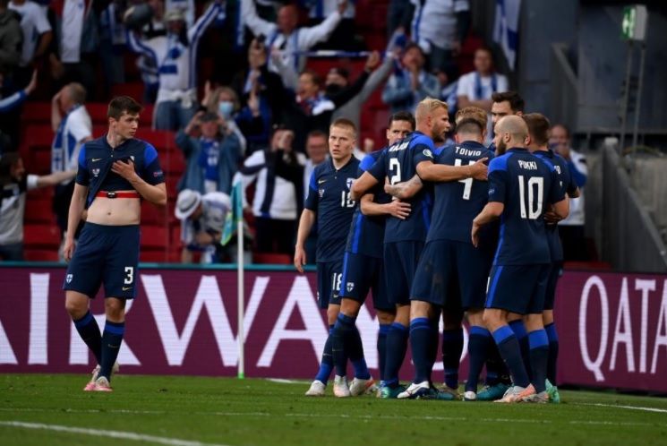  Los jugadores de Finlandia celebran el 0-1 ante Dinamarca.