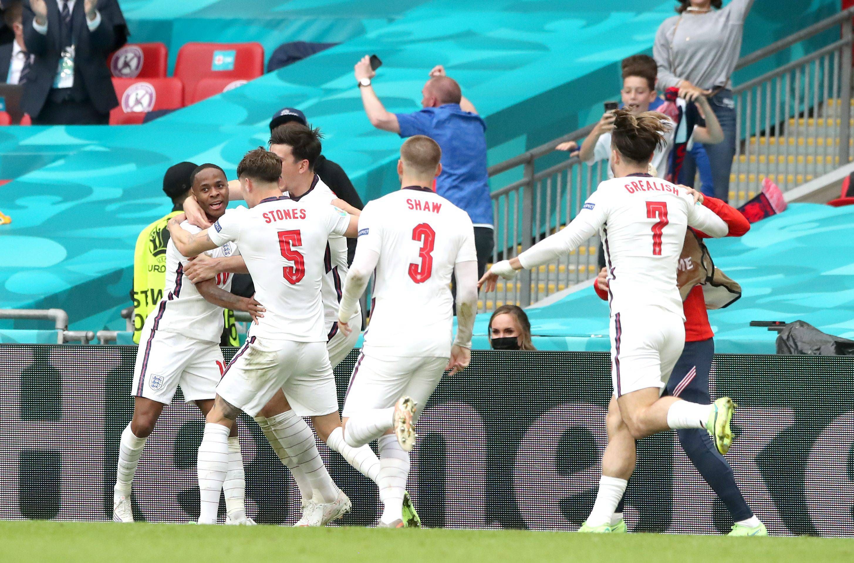 Los jugadores de Inglaterra celebran el gol de Sterling ante Alemania en los octavos de la Eurocopa.