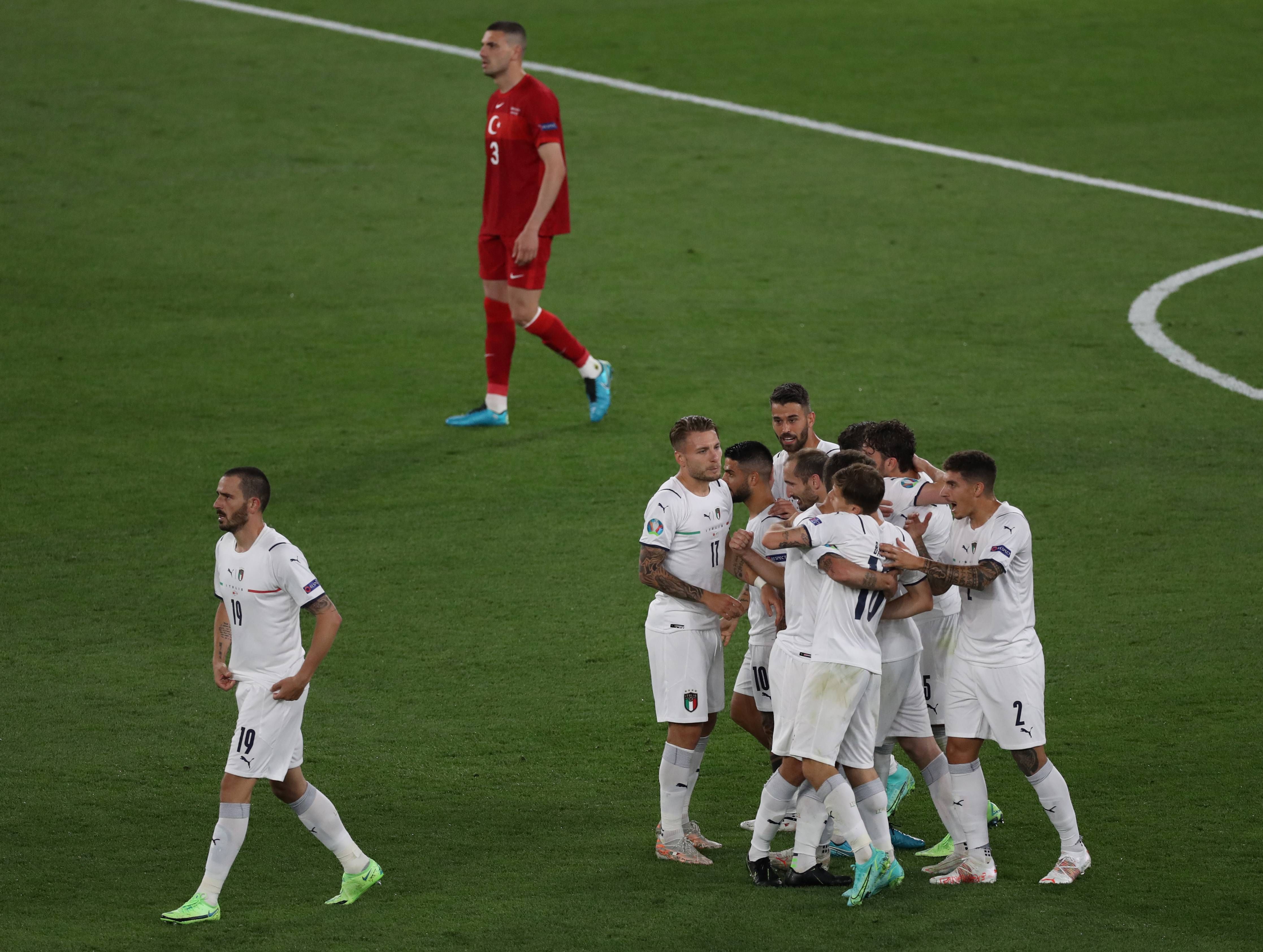 Los jugadores de Italia celebran el primer gol ante Turquía.