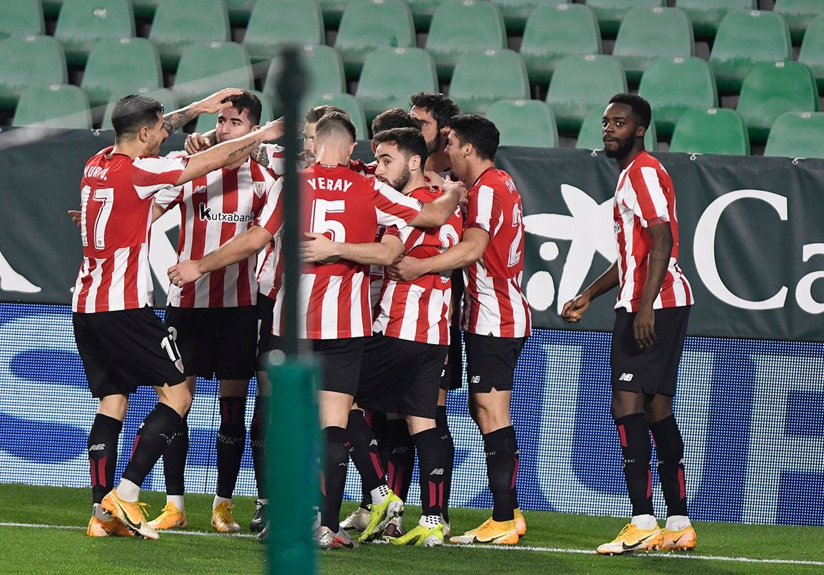  Los jugadores del Athletic se abrazan para celebrar el gol de Raúl García al Betis en la Copa (Fo