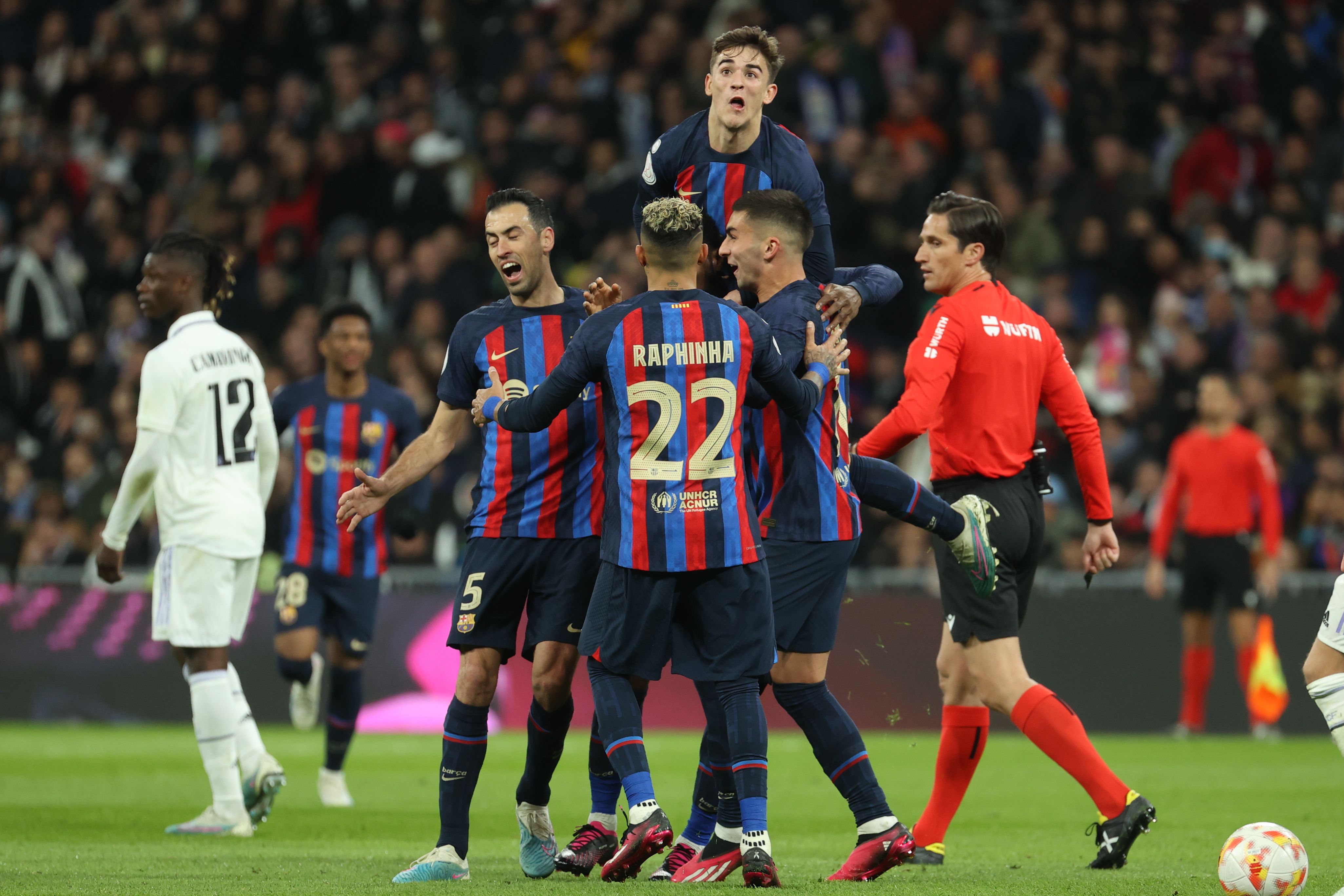 Los jugadores del Barcelona celebran un gol ante el Real Madrid.