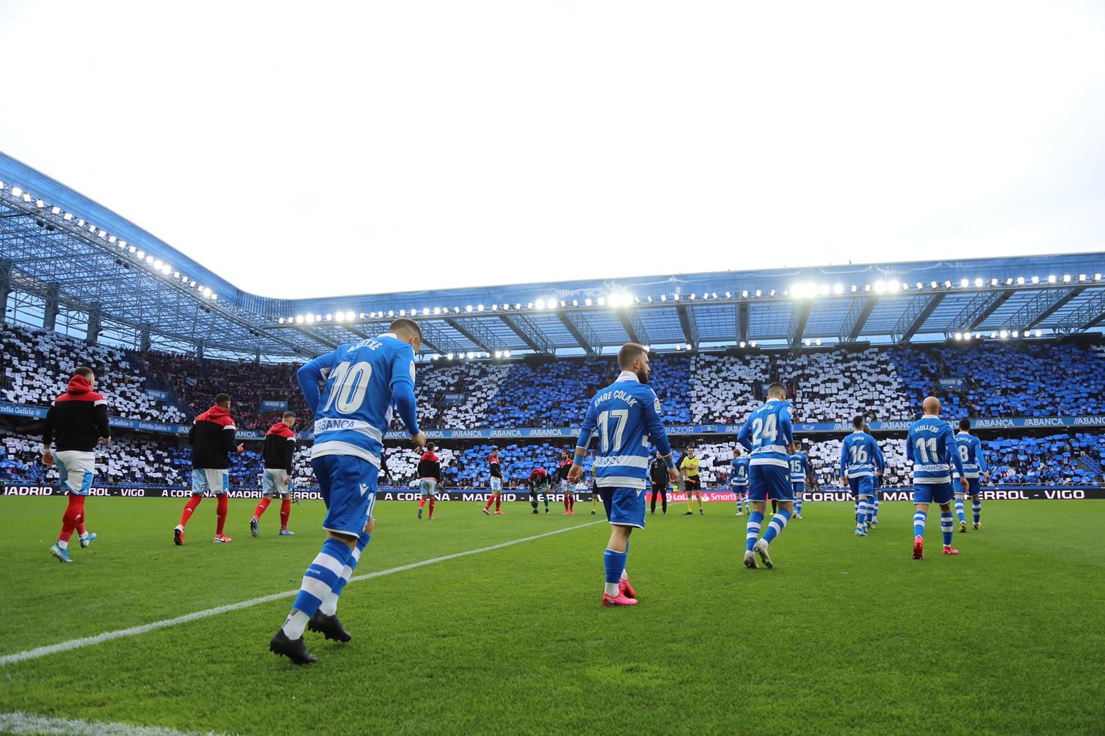  Los jugadores del Dépor, a su salida al campo por el túnel de vestuarios.