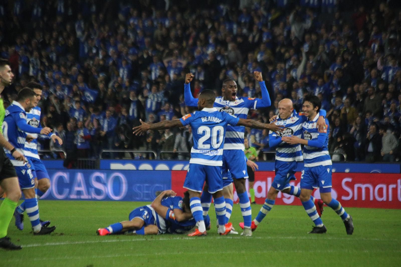  Los jugadores del Dépor celebran el gol de Bóveda.
