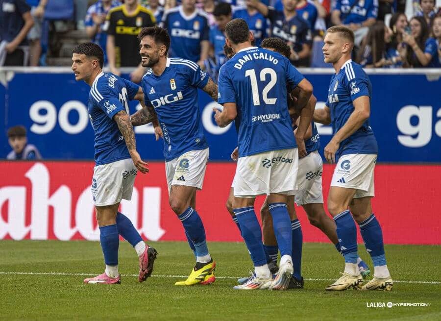  Los jugadores del Real Oviedo celebran uno de los goles ante el Almería.