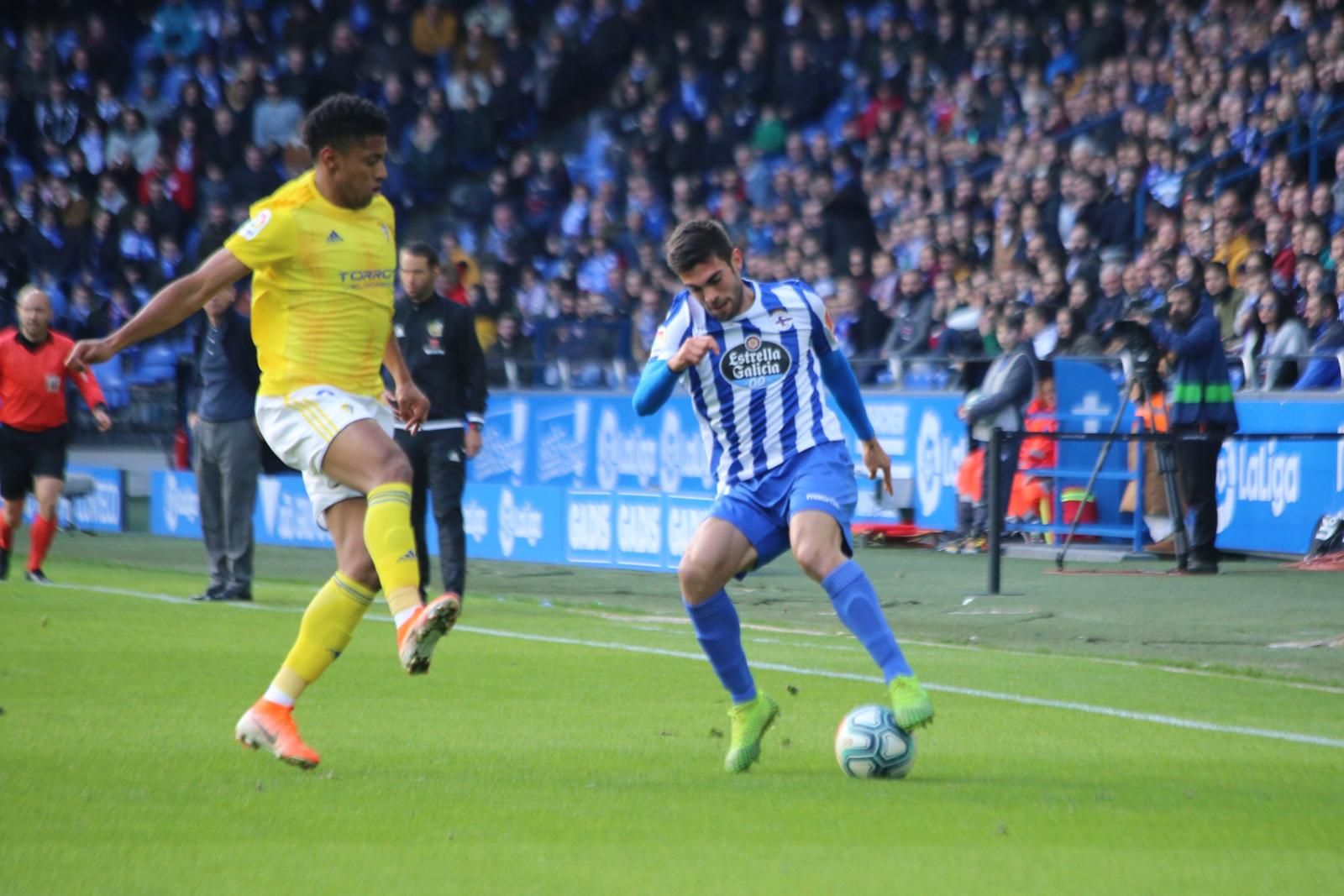  Lozano presiona a Salva Ruiz en el Dépor-Cádiz.