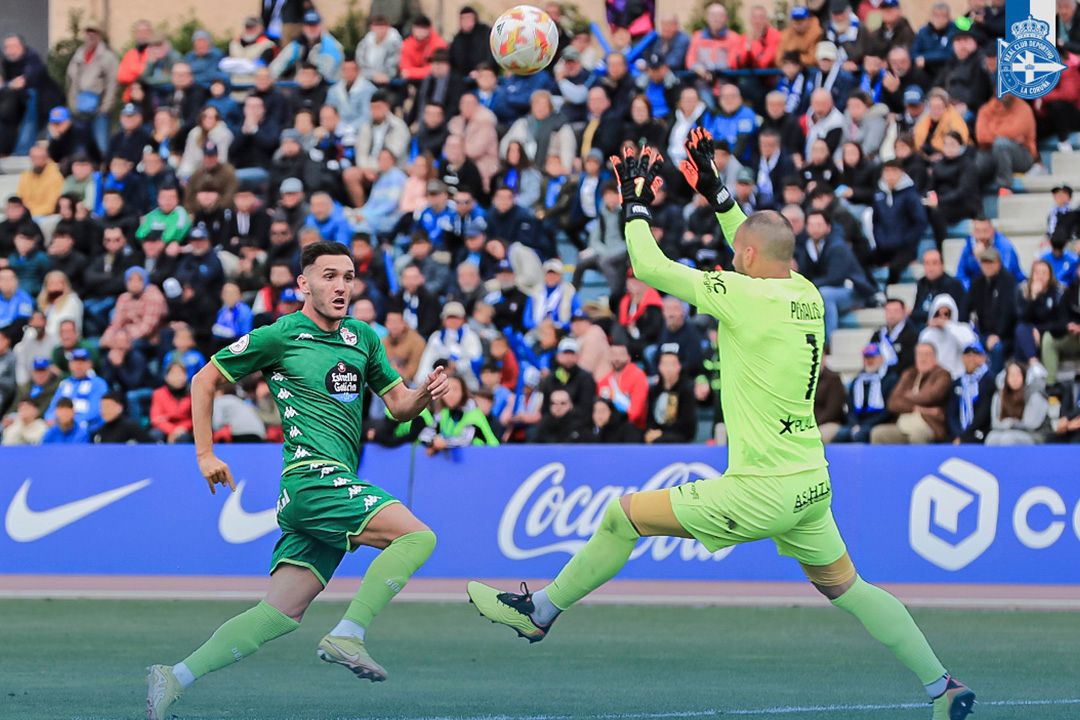  Lucas Pérez anotó ante el San Fernando en su partido número 100, pero el colegiado anuló el tanto por fuera de juego