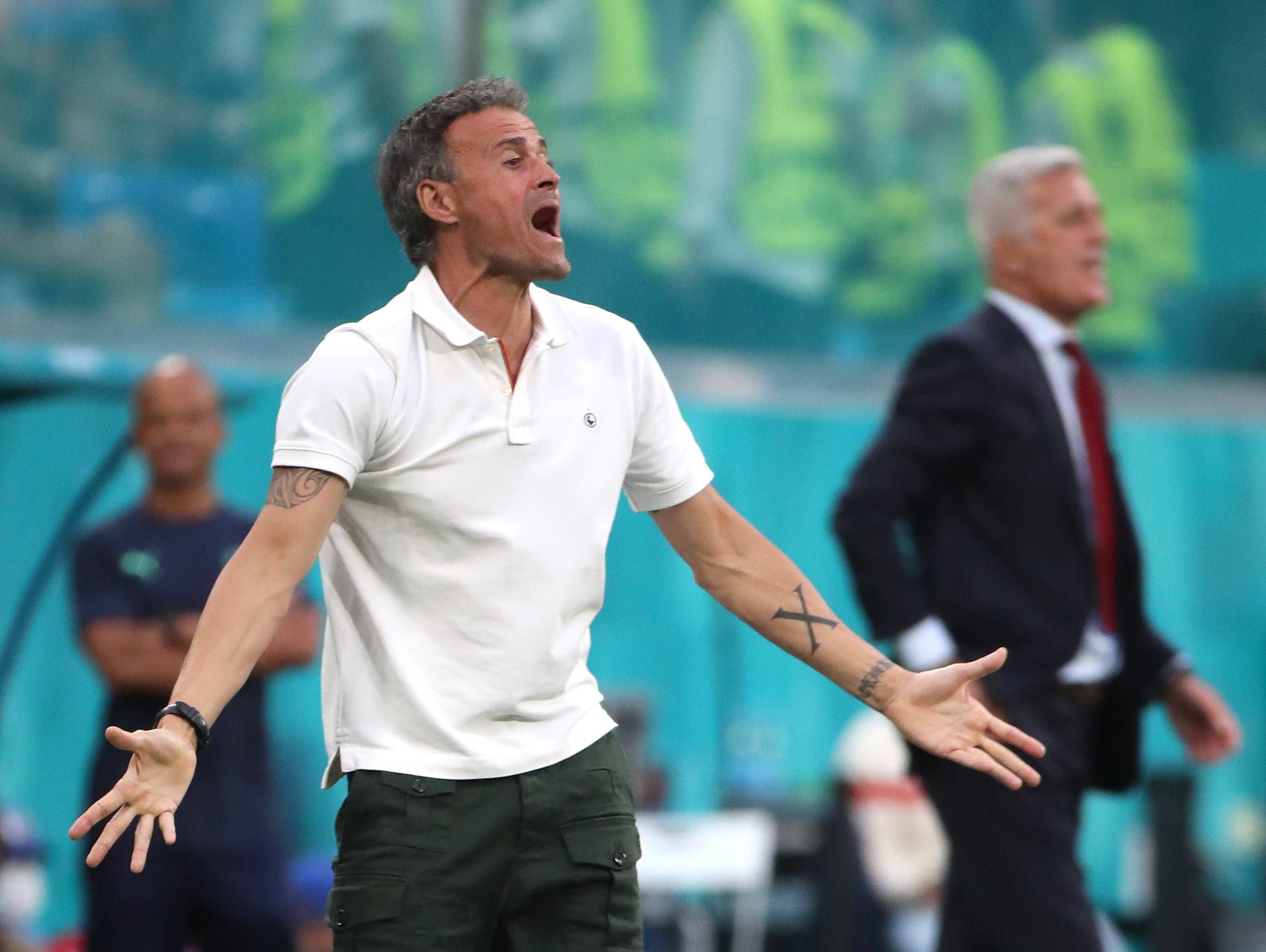 Luis Enrique da instrucciones desde la banda durante el partido ante Suiza.