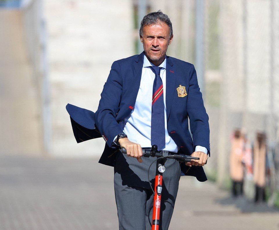 Luis Enrique, en patinete por Las Rozas.