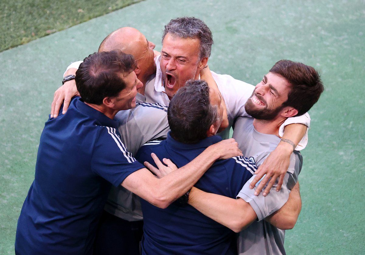  Luis Enrique celebra con su cuerpo técnico la victoria de España ante Croacia.