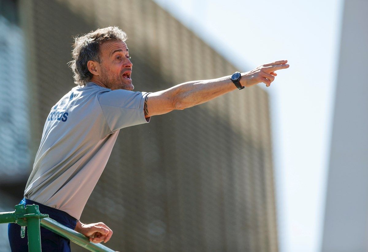  Luis Enrique da instrucciones en un entrenamiento de la selección española.