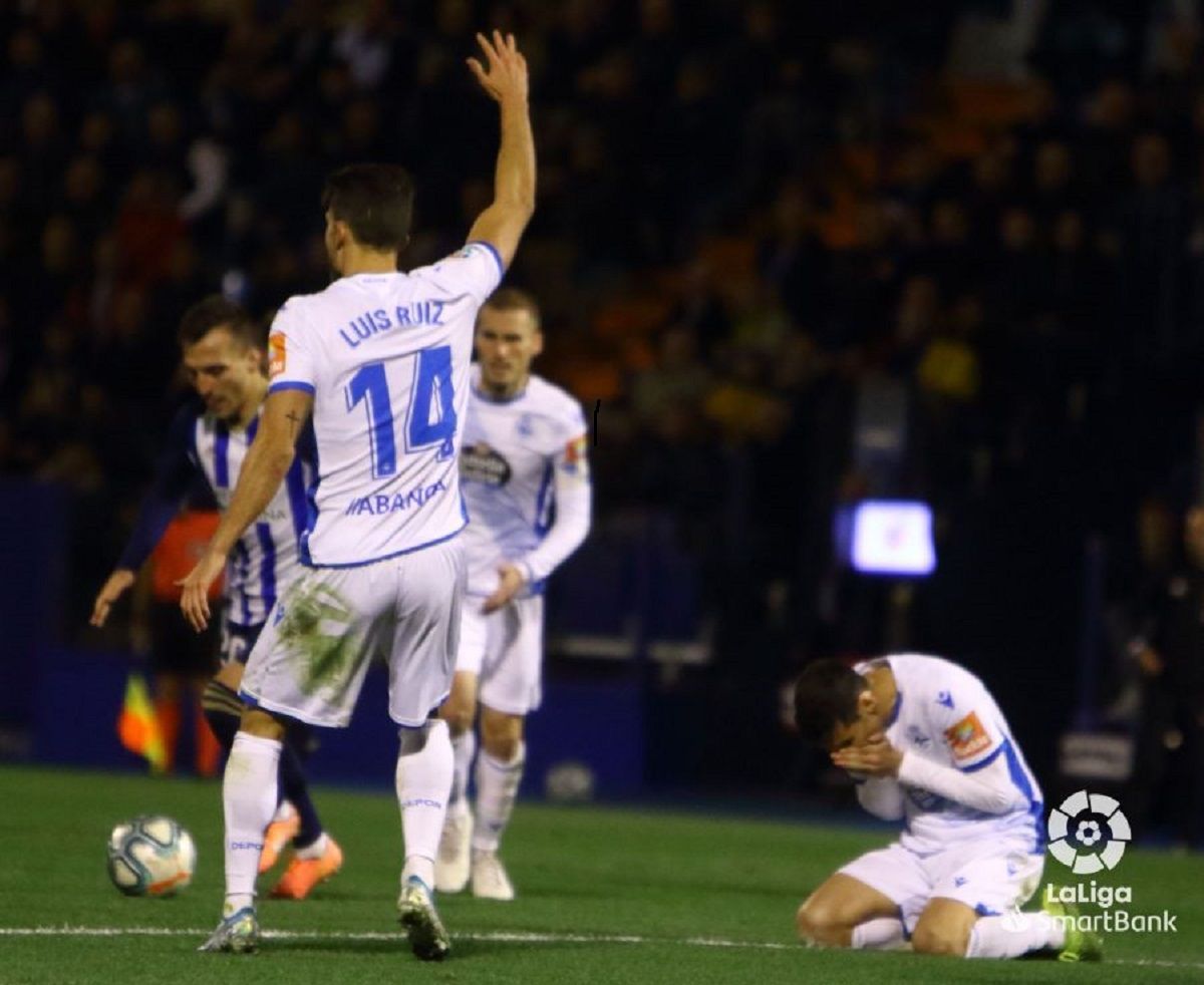 Luis Ruiz protesta la acción ante el lamento de su compañero.