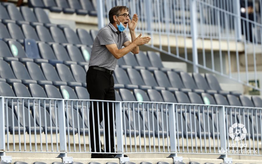  Fernando Vázquez da instrucciones desde la grada durante el Málaga-Dépor.