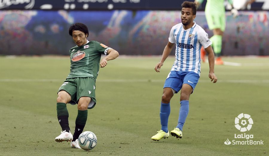  Gaku Shibasaki da un pase durante el Málaga-Dépor.