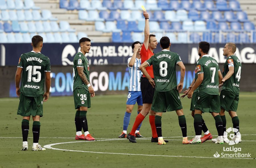  José Antonio López Toca amonesta a Vïctor Mollejo ante la presencia de Vicente Gómez y Álex Be