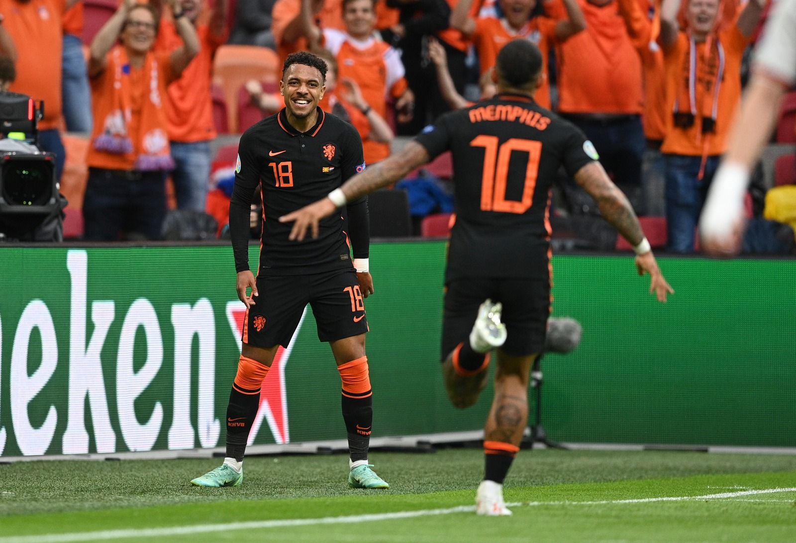  Malen y Memphis Depay celebran el 1-0 de Países Bajos.
