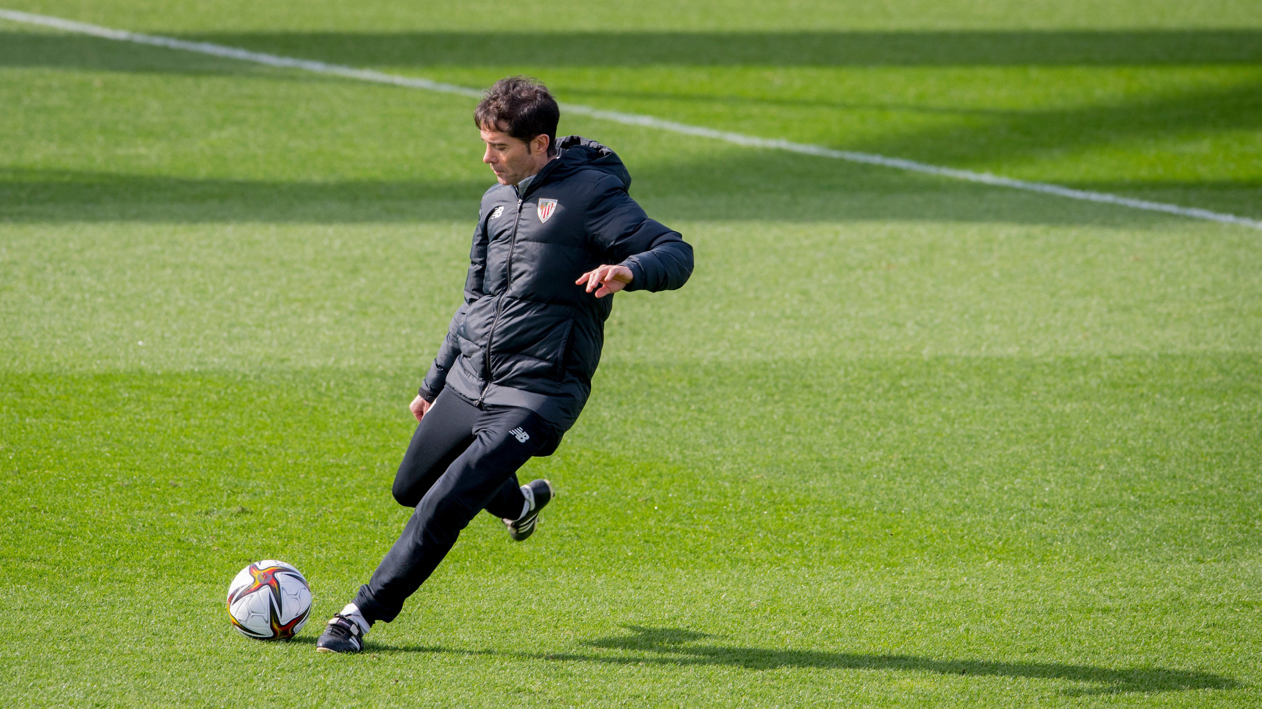 El que tuvo... Marcelino García Toral golpea la pelota en Lezama.