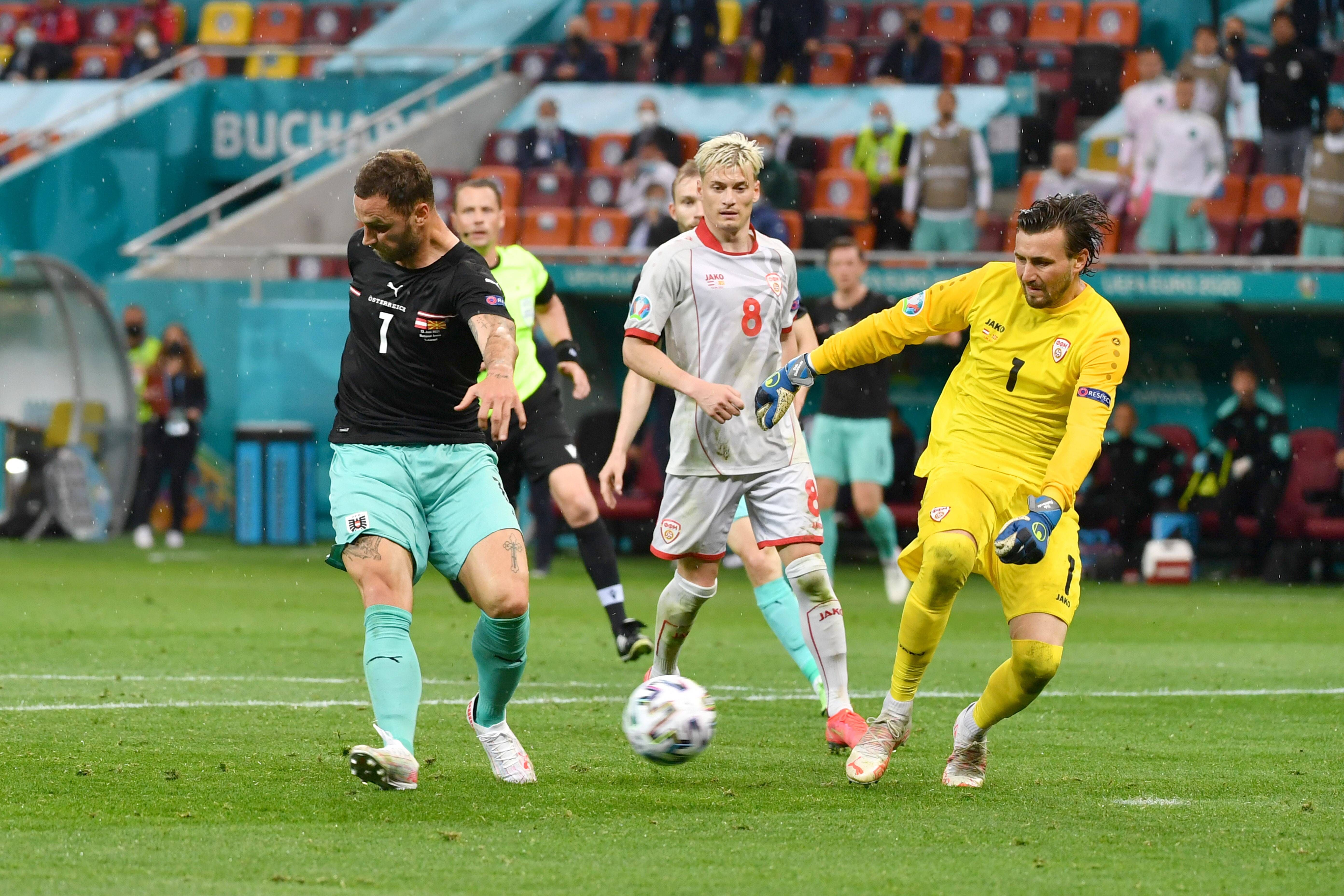 Marko Arnautovic anotando el tercer gol de Austria ante Macedonia del Norte.