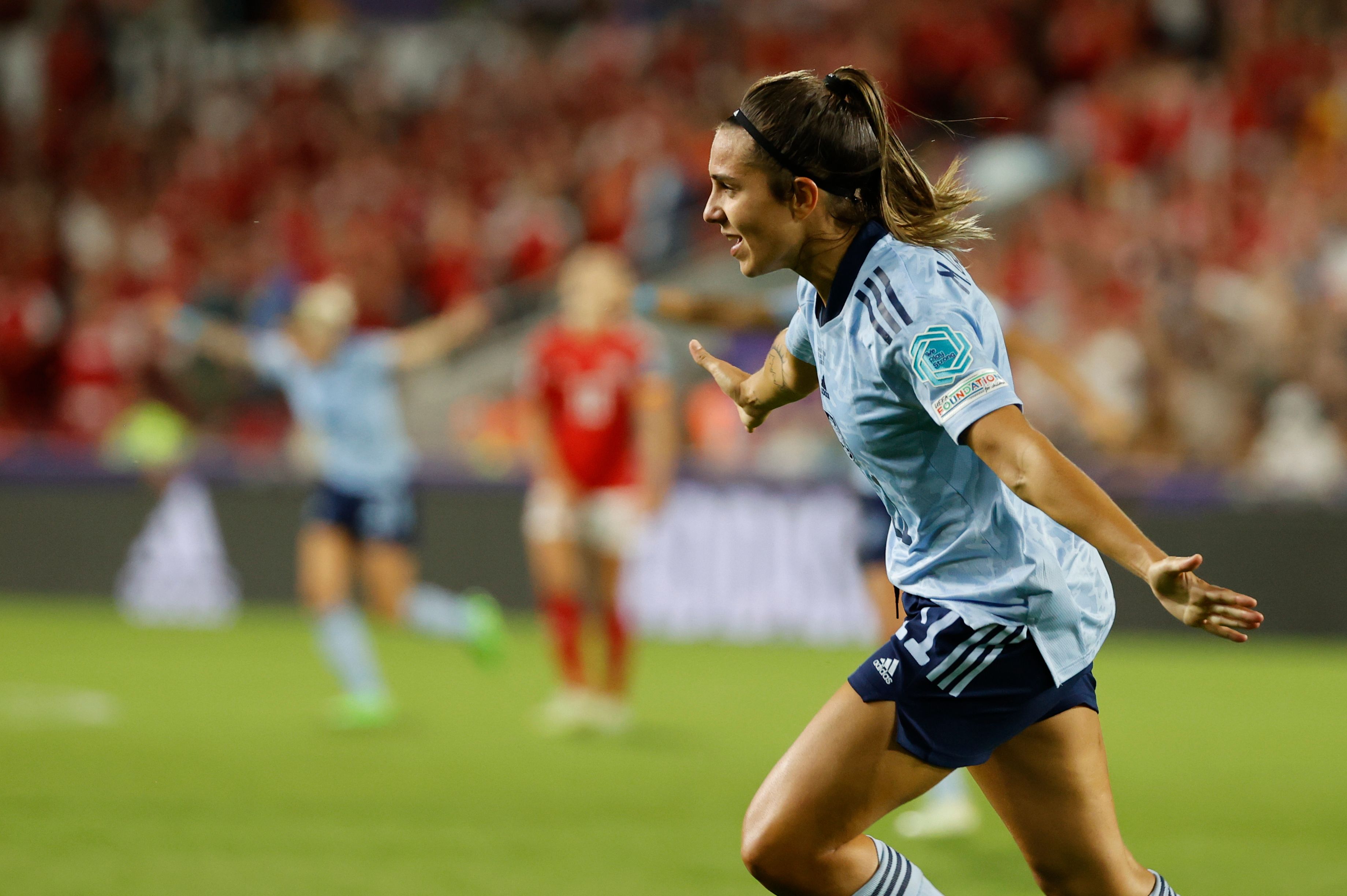 Marta Cardona celebra el gol de España a Dinamarca.