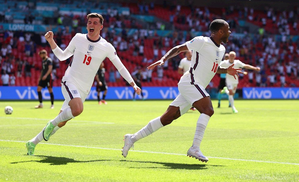  Mason Mount y Raheem Sterling celebran el gol del Inglaterra-Croacia.