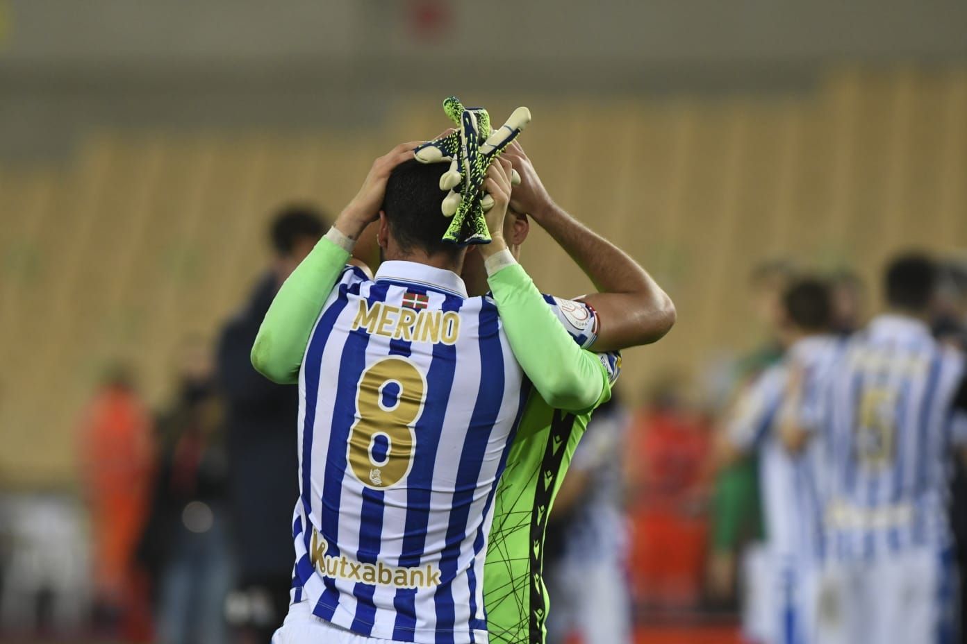  Merino y Remiro se felicitan tras ganar la Copa.