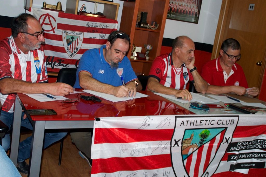 Mesa de trabajo en el Congreso de Peñas del Athletic Club celebrado en El Ejido.