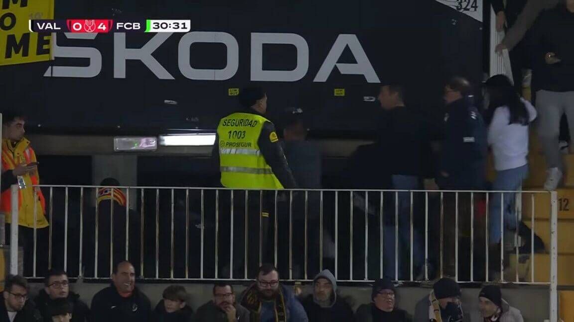  Mestalla no puede más: los aficionados se marchan a la media hora