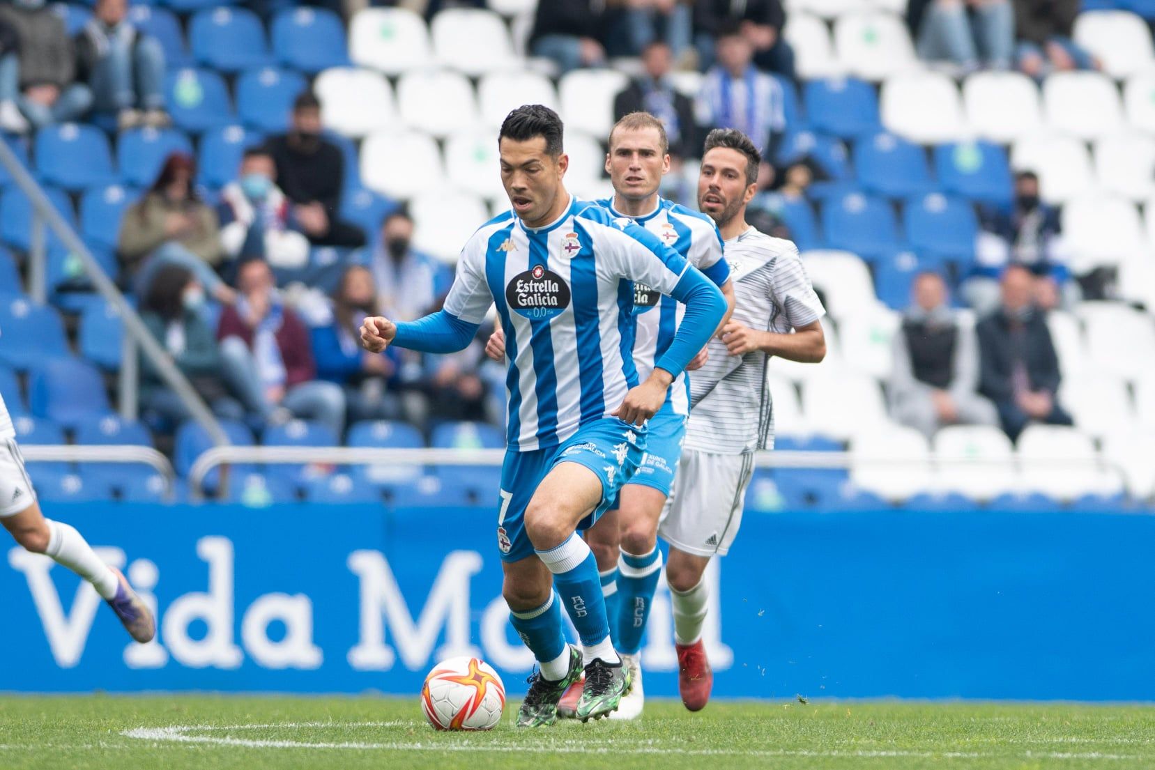  Miku con el balón en el encuentro del Dépor ante el Dux.