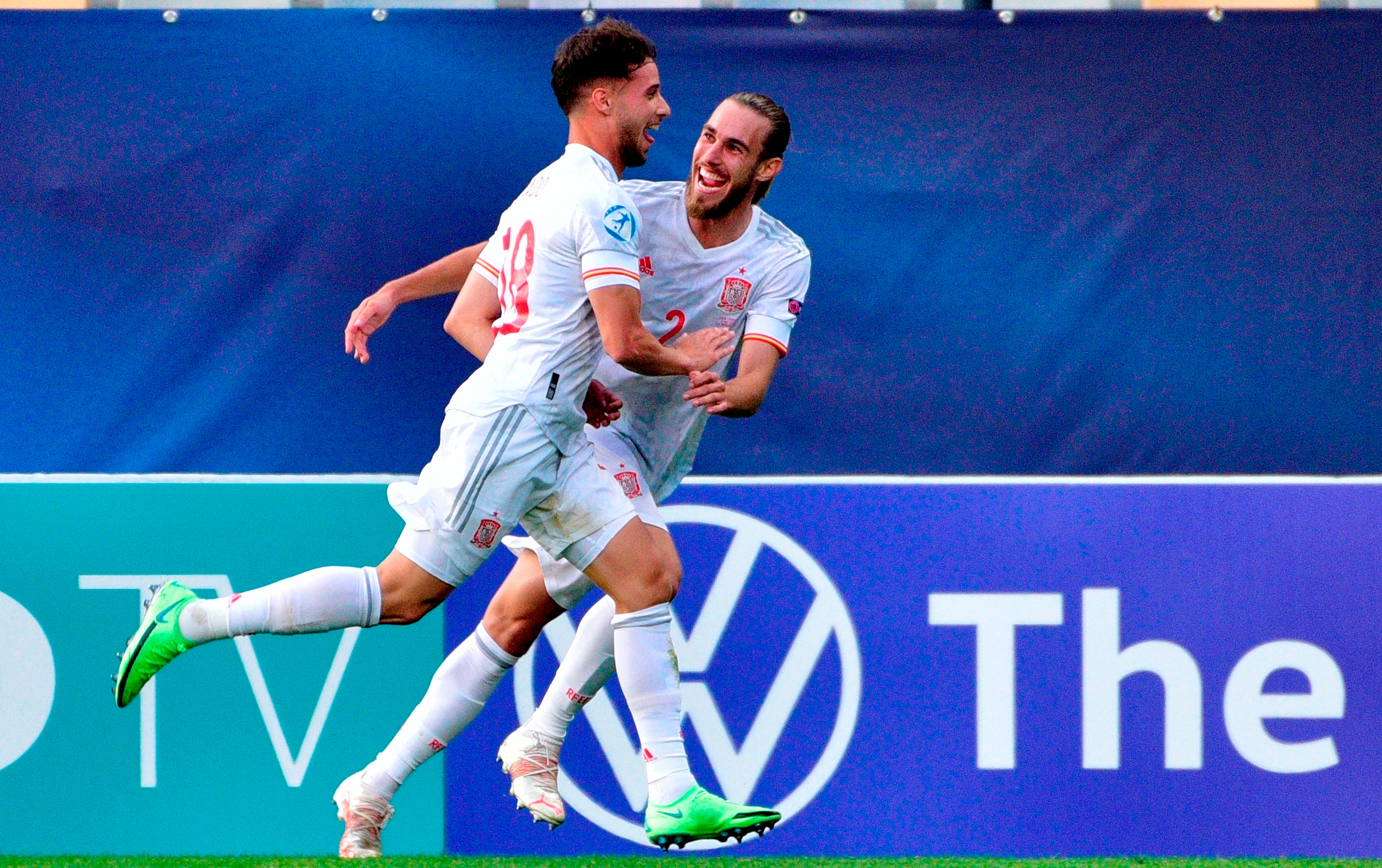  Mingueza celebra con Javi Puado el primer gol de España.