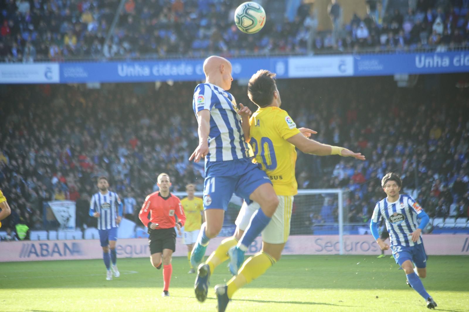  Mollejo e Iza pugnan por un balón aéreo en el Dépor-Cádiz.