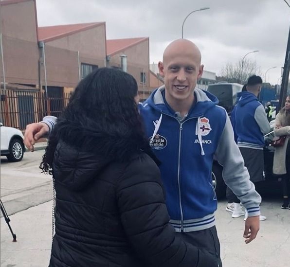 Mollejo recibe la visita sorpresa de una fan en Santo Domingo.