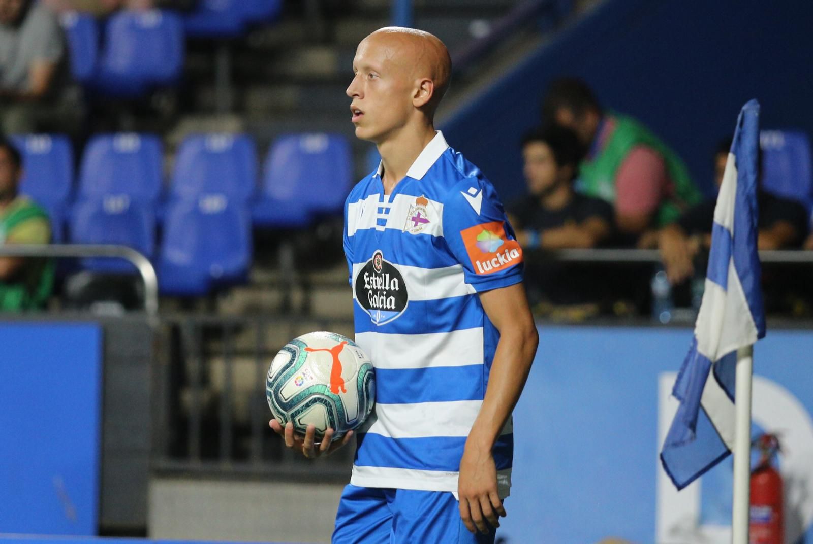  Víctor Mollejo se dispone a sacar de banda durante el Dépor-Numancia disputado en Riazor.