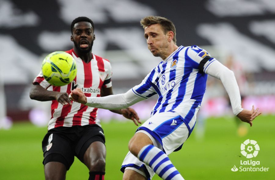  Monreal, ante Williams durante el Athletic-Real Sociedad.