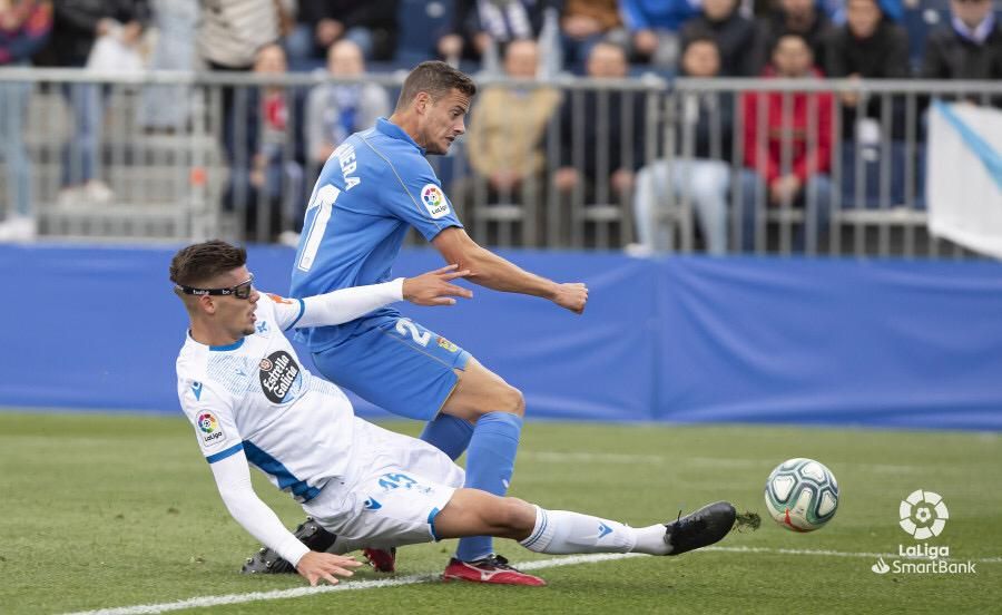  Montero trata de impedir el disparo de Oriol en el Fuenla-Dépor.