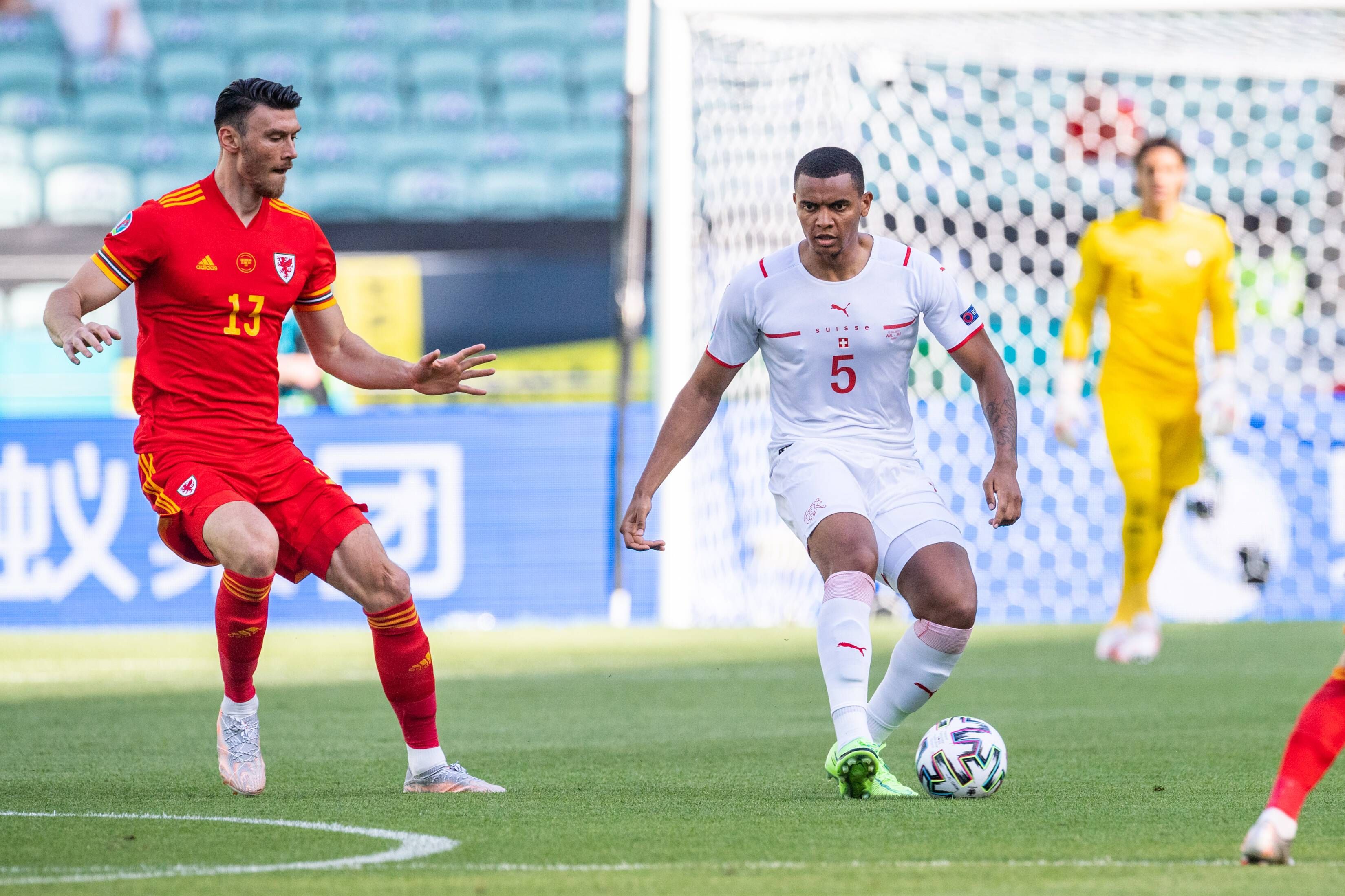  Moore y Akanji, en el Gales-Suiza.