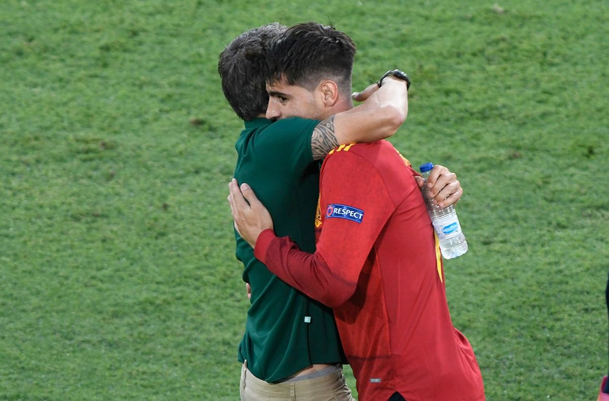 Morata celebra su gol ante Polonia con Luis Enrique.