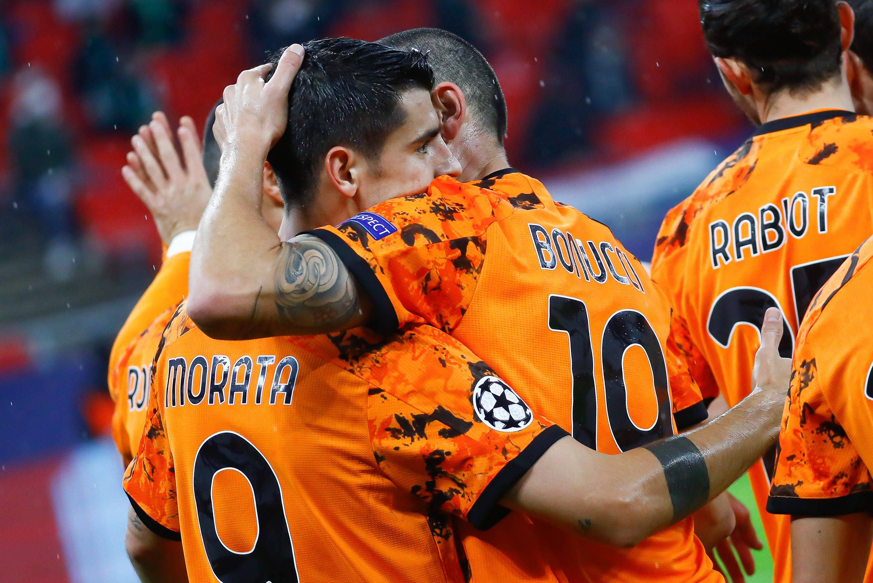 Álvaro Morata y Bonucci se abrazan en un partido con la Juventus.