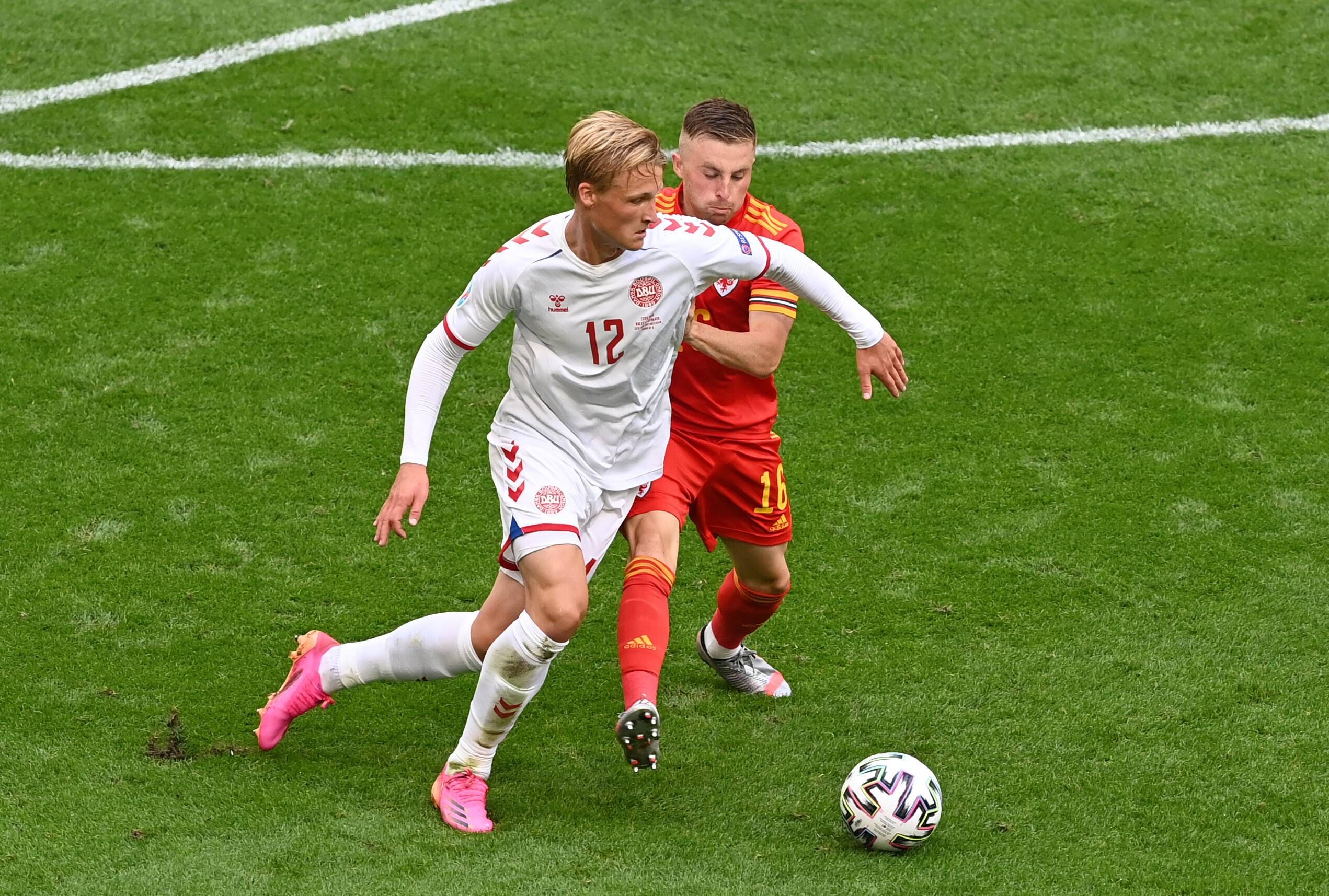  Morrell intenta robar el balón a Kasper Dolberg.