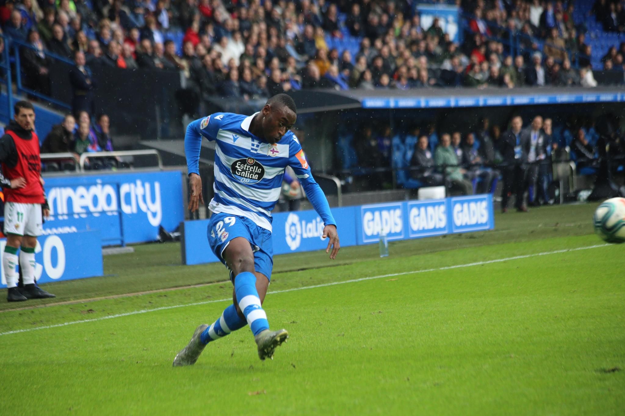 Mujaid Sadick conduce un balón en el Dépor-Elche.