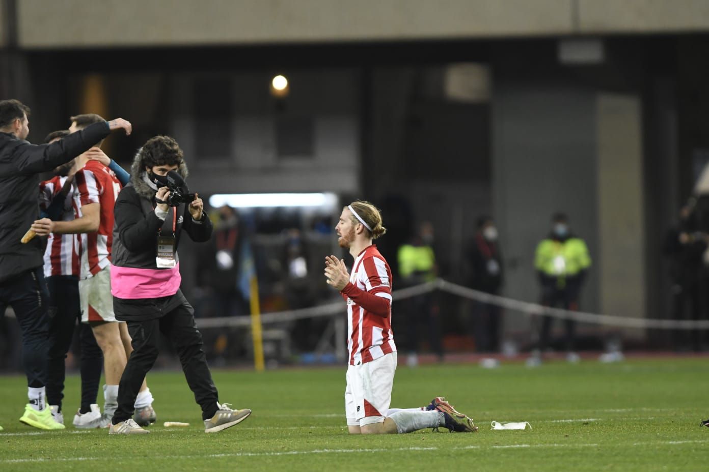 Iker Muniain, emocionado tras conquistar la Supercopa ante el Barça en La Cartuja.