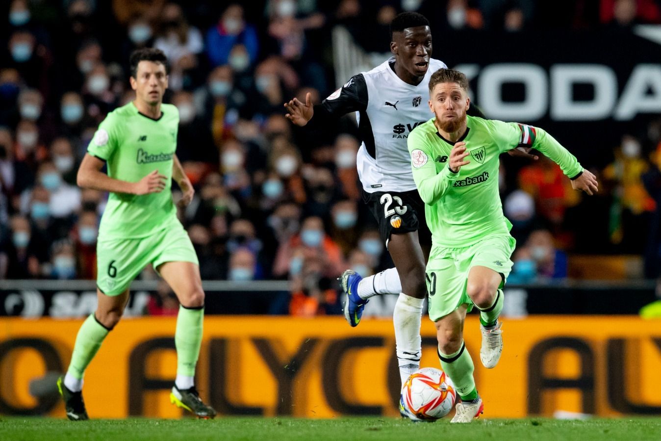  Iker Muniain la lleva ante el Valencia CF en la semifinal de Copa en Mestalla.