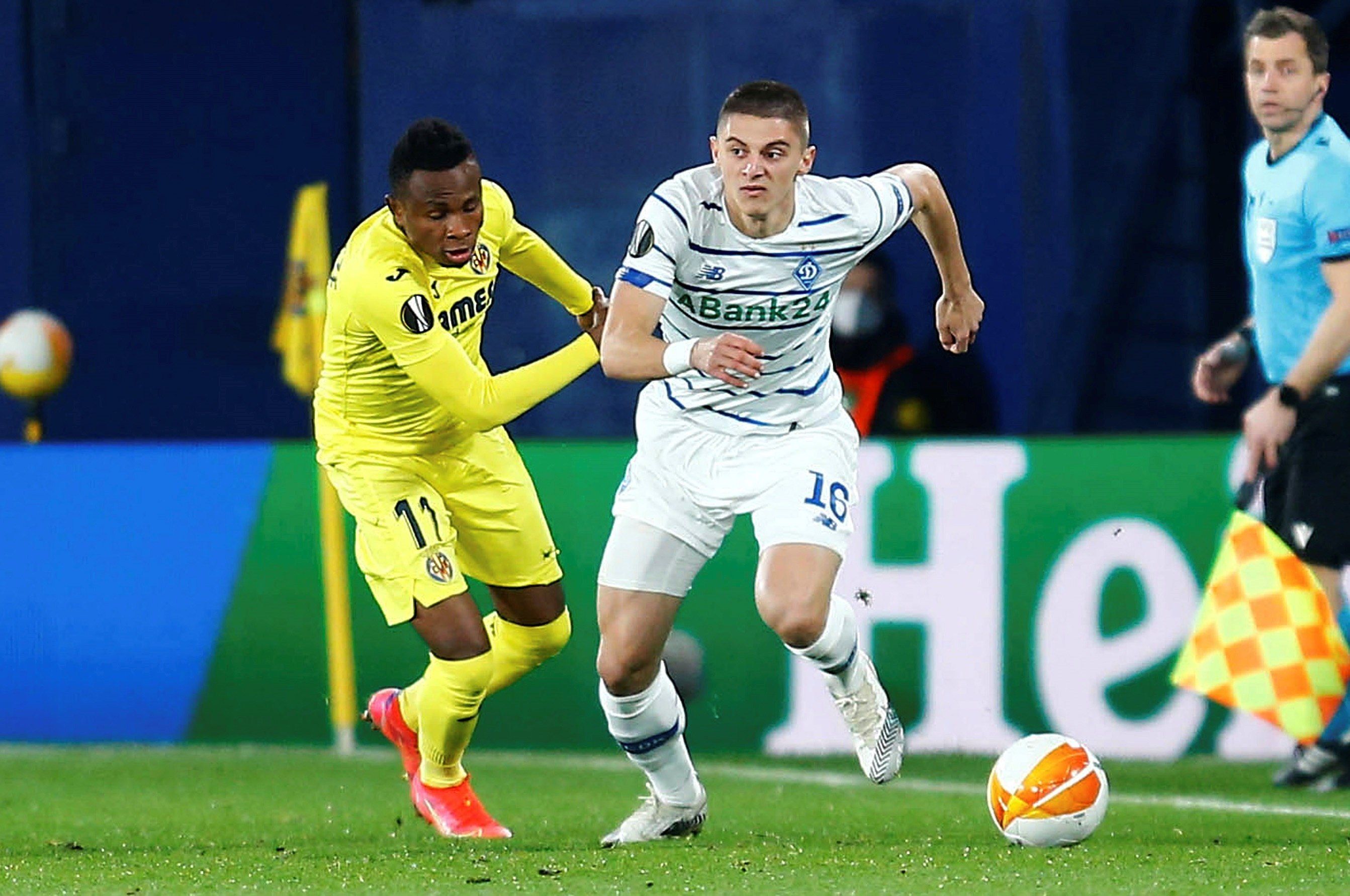  Vitalii Mykolenko durante un partido de Europa League con el Dinamo de Kiev.