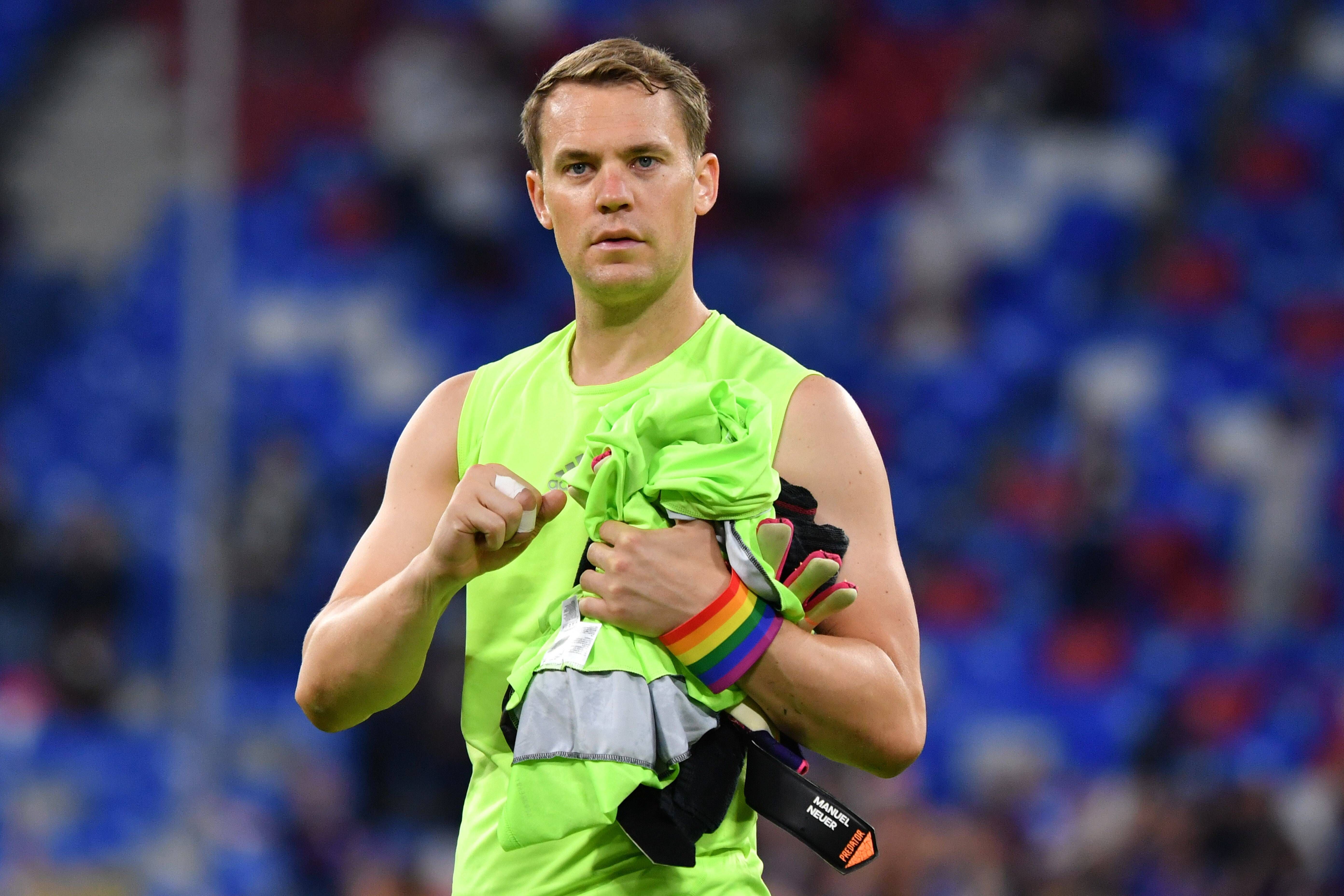 Manuel Neuer luce el brazalete arcoiris durante el Alemania-Portugal, antes de la primera prohibición de la UEFA.