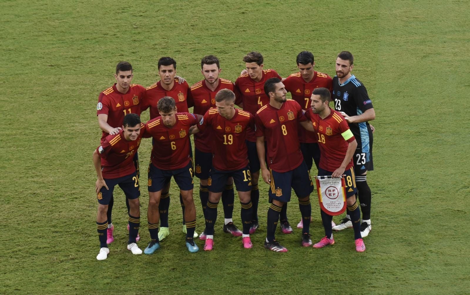 Los jugadores de España se colocan para el once.