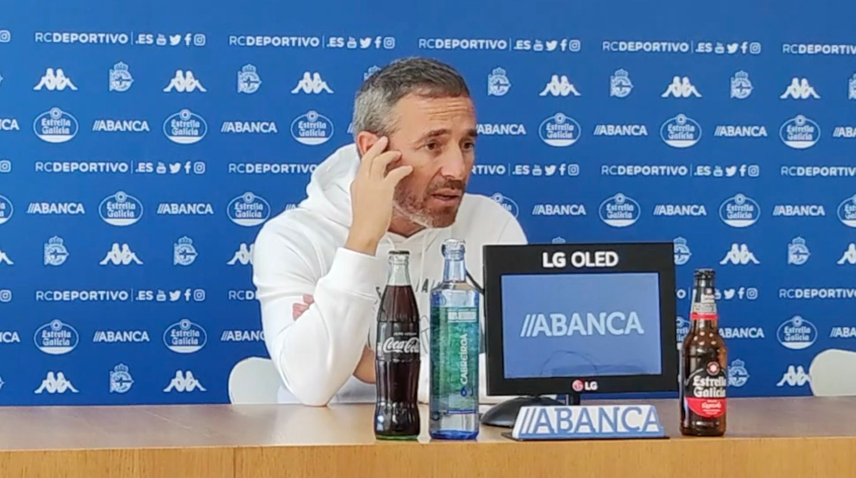 Óscar Cano en la sala de prensa de Abegondo.